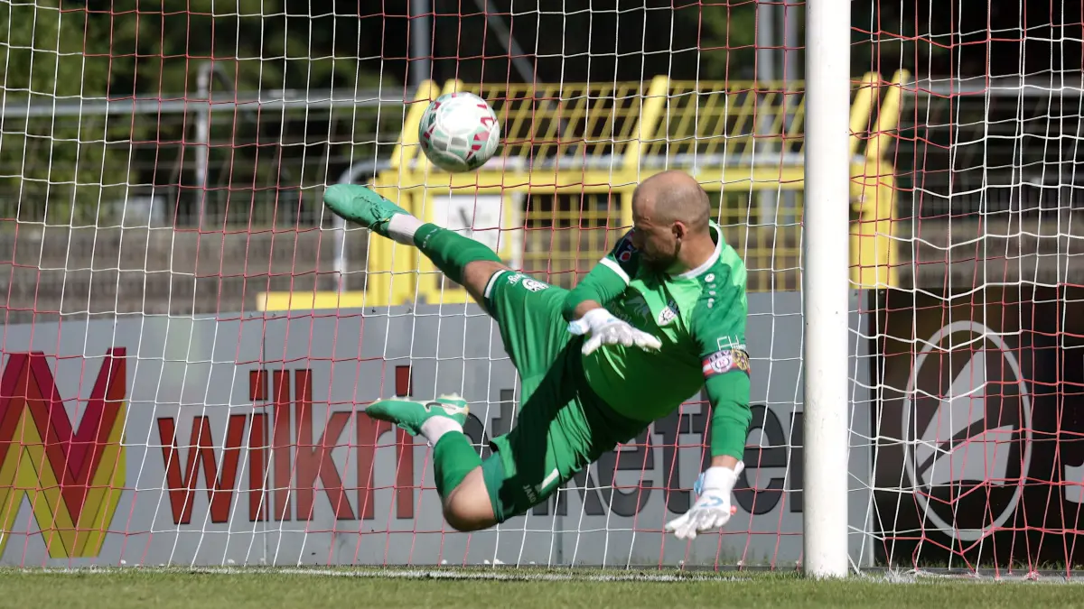 Fussball OL | SSV Reutlingen vs. Tuerkischer SV Singen: Fussball OL | SSV Reutlingen (rot) vs. Tuerkischer SV Singen (blau) // 2026-05-23 // Foto: Joachim Baur // TW #1 Marcel Binanzer (SSV Reutlingen) / Torszene zum 0:1