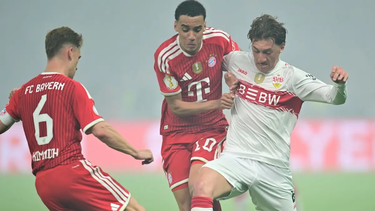 FC Bayern München - VfB Stuttgart: 23.05.2026, Berlin: Fußball, Männer: DFB-Pokal, FC Bayern München - VfB Stuttgart, Finale im Berliner Olympiastadion. Jamal Musiala (M, Bayern München), Angelo Stiller (r, VfB Stuttgart) und Joshua Kimmich (Bayern München) kämpfen um den Ball. Foto: Sebastian Gollnow/dpa - WICHTIGER HINWEIS: Gemäß den Vorgaben der DFL Deutsche Fußball Liga bzw. des DFB Deutscher Fußball-Bund ist es untersagt, in dem Stadion und/oder vom Spiel angefertigte Fotoaufnahmen in Form von Sequenzbildern und/oder videoähnlichen Fotostrecken zu verwerten bzw. verwerten zu lassen. +++ dpa-Bildfunk +++