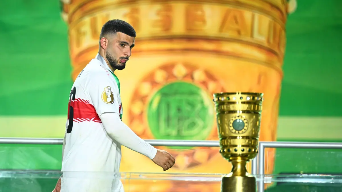 FC Bayern München - VfB Stuttgart: 23.05.2026, Berlin: Fußball, Männer: DFB-Pokal, FC Bayern München - VfB Stuttgart, Finale im Berliner Olympiastadion, Deniz Undav (VfB Stuttgart) geht nach der Niederlage an der Trophäe vorbei. Foto: Tom Weller/dpa - WICHTIGER HINWEIS: Gemäß den Vorgaben der DFL Deutsche Fußball Liga bzw. des DFB Deutscher Fußball-Bund ist es untersagt, in dem Stadion und/oder vom Spiel angefertigte Fotoaufnahmen in Form von Sequenzbildern und/oder videoähnlichen Fotostrecken zu verwerten bzw. verwerten zu lassen. +++ dpa-Bildfunk +++