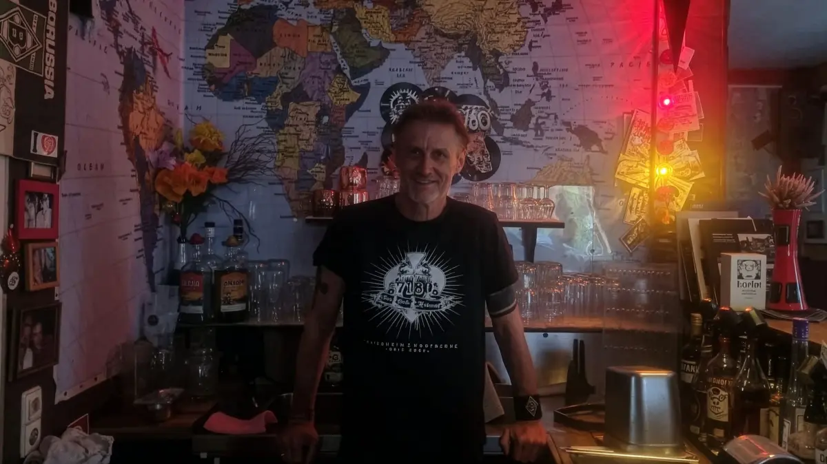 Teil des Crailsheimer Kulturlebens: Harald Haas vor der Weltkarte in seiner 7180-Bar.