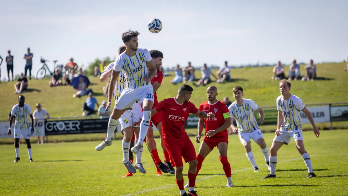 SSV Ehingen-Süd - TSV Weilimdorf 2:0 Verbandsliga Fußball Jona Sachpazidids beim Kopfball