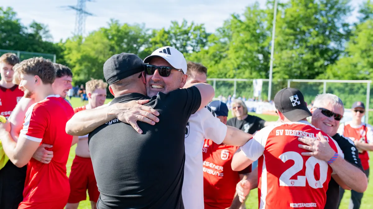 SGM Altingen Entringen vs. SV Degerschlacht, Bezirkspokal, Finale, Wuerttemberg, Saison 2025/2026, 23.05.2026,: Heiko Lichtenberger (SV Degerschlacht, Trainer), Bezirkpokalsieger 2026 Alb ist der SV Degerschlacht, grenzeloser Jubel,
SGM Altingen Entringen vs. SV Degerschlacht, Bezirkspokal, Finale, Wuerttemberg, Saison 2025/2026, 23.05.2026,
Eibner-Pressefoto/Andreas Ulmer
