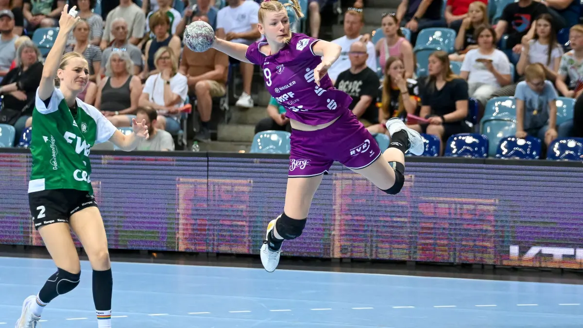 VfL Oldenburg vs. TuS Metzingen, ALSCO Handball Bundesliga Frauen, Playoffs, 6. Spieltag, Saison 2025/2026, 23.05.2026: Naina Klein (TuS Metzingen, #09) wirft, Lisa Borutta (VfL Oldenburg, #02) kommt zu spaet
VfL Oldenburg vs. TuS Metzingen, ALSCO Handball Bundesliga Frauen, Playoffs, 6. Spieltag, Saison 2025/2026, 23.05.2026, Foto: Eibner-Pressefoto/Robert Gertzen