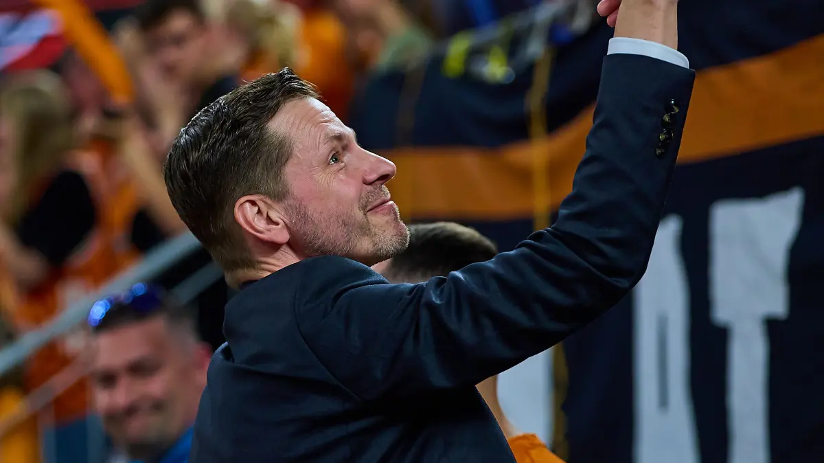 GER, ratiopharm ulm vs. Bamberg Baskets, Basketball, Playoffs, Viertelfinale, 3. Spiel, EasyCredit BBL, Spielzeit 2025/2026, 23.05.2026 : Thorsten Leibenath (ratiopharm ulm, Sportdirektor) bei den Fans
GER, ratiopharm ulm vs. Bamberg Baskets, Basketball, Playoffs, Viertelfinale, 3. Spiel, EasyCredit BBL, Spielzeit 2025/2026, 23.05.2026
Foto: Eibner-Pressefoto/Gerald Oelze-de Stoppany