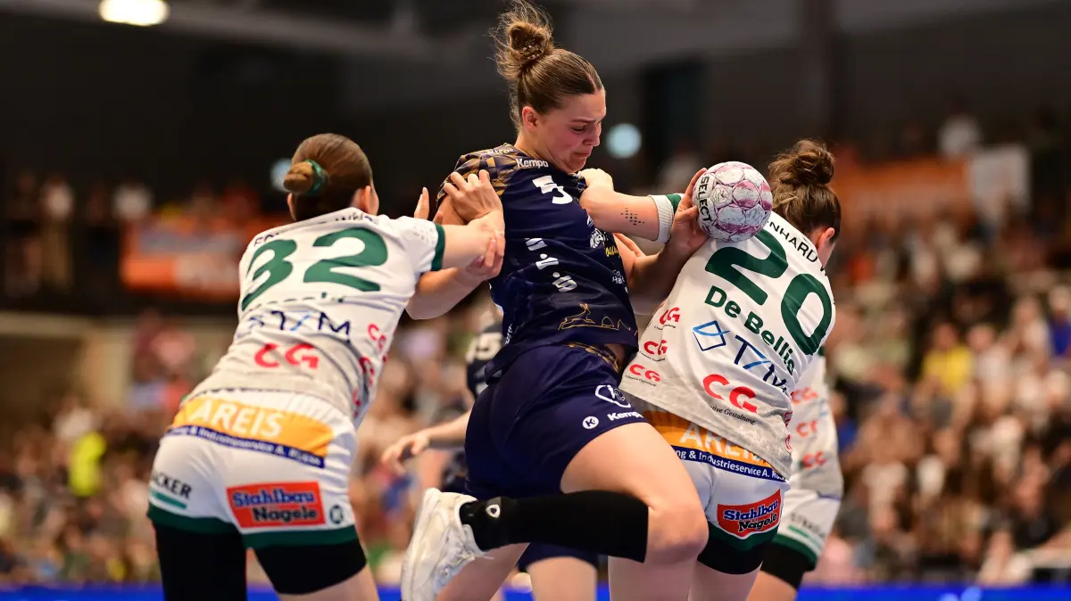 Buxtehuder SV vs. FRISCH AUF! Göppingen, Handball, Frauen, 1. Bundesliga, Play-Offs, Spielzeit 2025/2026, 23.05.2026: Haruno Sasaki (32, FRISCH AUF Göppingen) Maj Nielsen (5, Buxtehuder Sportverein) Louisa De Bellis (20, FRISCH AUF Göppingen)
Buxtehuder SV vs. FRISCH AUF! Göppingen, Handball, Frauen, 1. Bundesliga, Play-Offs, Spielzeit 2025/2026, 23.05.2026
Foto: Eibner-Pressefoto/Felix Schlikis