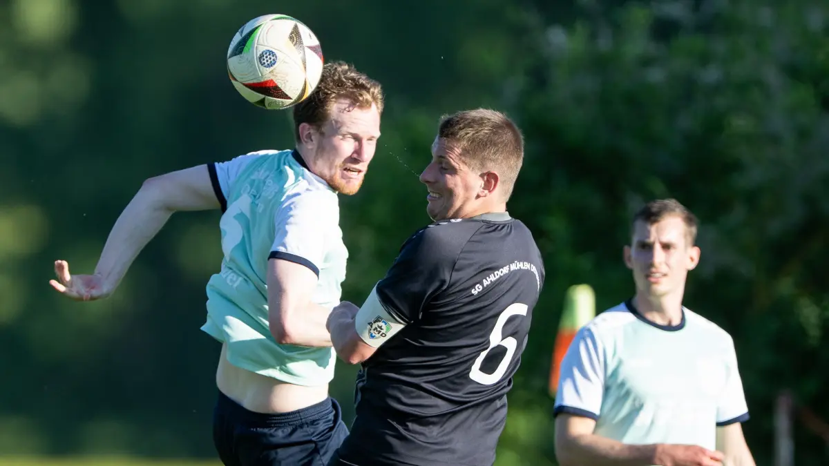 Fabio Mandel (links, Ottenbronn) gegen Matthias Thomas (SG Ahldorf-Mühlen-Dettensee).