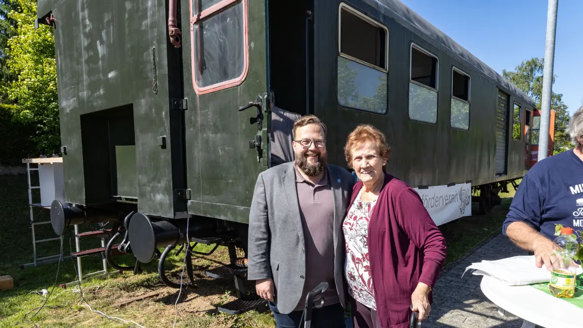 Heiningen: Einweihung Eisenbahnwaggon mit neuem Gepräge, mit BM Kreuzinger, Fotoausstellung, Garteneisenbahn, Musik, Bewirtung....