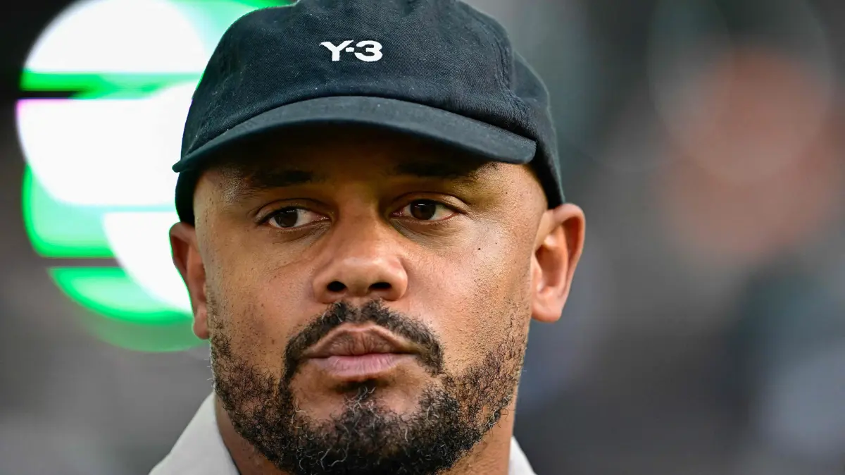 -: Bayern Munich's Belgian coach Vincent Kompany arrives prior to the German Cup (DFB Pokal) final football match FC Bayern Munich v VfB Stuttgart at the Olympic Stadium in Berlin, on May 23, 2026. (Photo by Tobias SCHWARZ / AFP) / DFB REGULATIONS PROHIBIT ANY USE OF PHOTOGRAPHS AS IMAGE SEQUENCES AND QUASI-VIDEO.