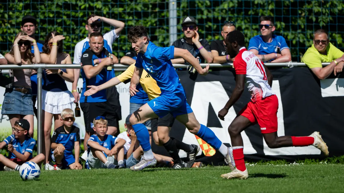 SGM Altingen Entringen vs. SV Degerschlacht, Bezirkspokal, Finale, Wuerttemberg, Saison 2025/2026, 23.05.2026,: Timo Kircher (SGM Altingen Entringen, #09) im Zweikampf mit, mit Sidy Ndong (SV Degerschlacht, #11),
SGM Altingen Entringen vs. SV Degerschlacht, Bezirkspokal, Finale, Wuerttemberg, Saison 2025/2026, 23.05.2026,
Eibner-Pressefoto/Andreas Ulmer