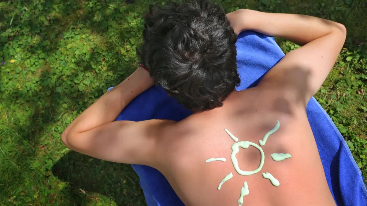 Sonnencreme: ILLUSTRATION - 04.08.2015, Bayern, Kaufbeuren: Gut gecremt heißt gut geschützt - nicht nur vor Sonnenbrand, sondern langfristig auch vor Hautkrebs.
Die Haut freut sich über richtigen Sonnenschutz. (zu dpa: «Erstes Hitzewochenende vor der Tür - Sonne überall») Foto: Karl-Josef Hildenbrand/dpa/dpa-tmn +++ dpa-Bildfunk +++