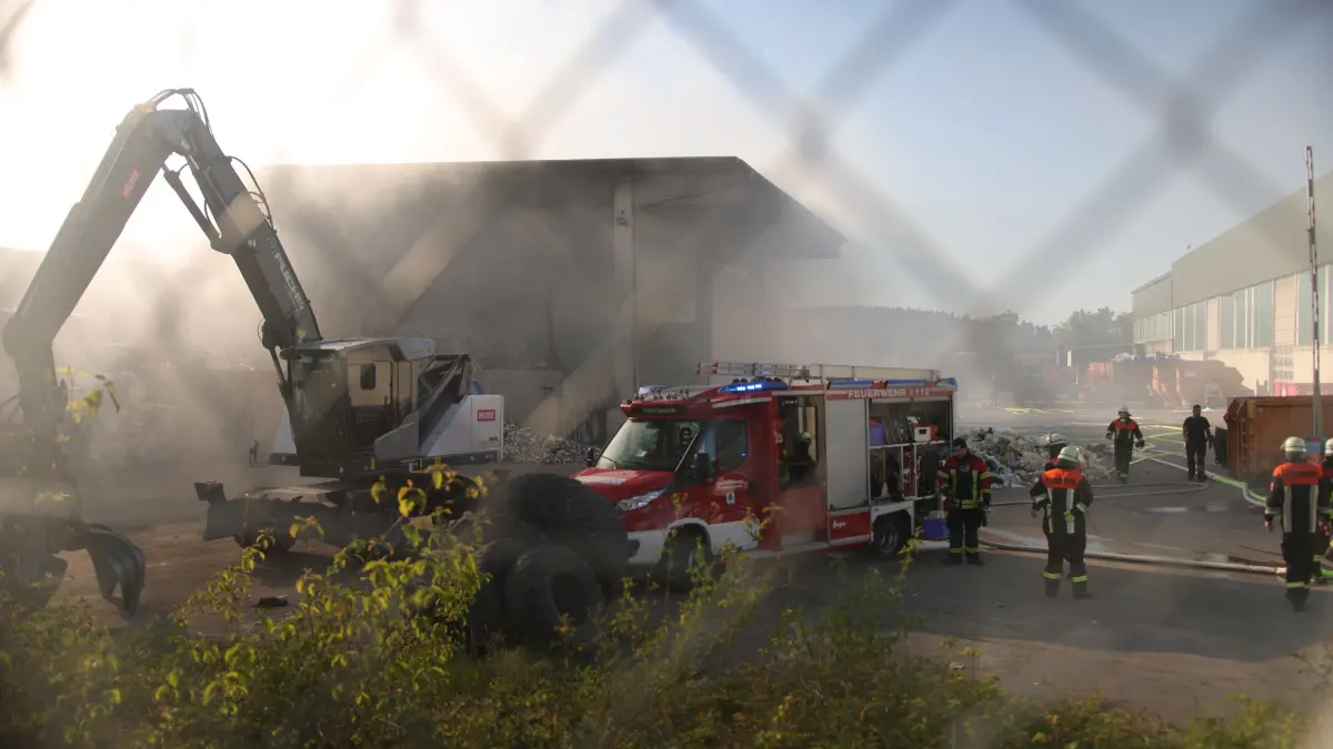 Am frühen Freitagabend (22.05.2026) kam es in der Daimlerstraße in Feuchtwangen (Lkr. Ansbach) zu einem größeren Brandgeschehen. Eine dunkle Rauchsäule zog ihre Bahnen am Freitagabend über das Stadtgebiet von Feuchtwangen. In einem Entsorgungsbetrieb in der Daimlerstraße geriet ein Lager mit tausenden Gelben Säcken in Brand. Ein Großaufgebot an Einsatzkräften war für die Löscharbeiten im Einsatz. Durch Radlader des Betriebs wurden die Brandherde auseinander gezogen um Glutnester abzulöschen. Nach ersten Informationen wurde bei dem Brand niemand verletzt. Wie hoch der Sachschaden ist, lies sich am Abend noch nicht beantworten. Foto: NEWS5 / Markus Zahn Weitere Informationen... https://www.news5.de/news/news/read/41948