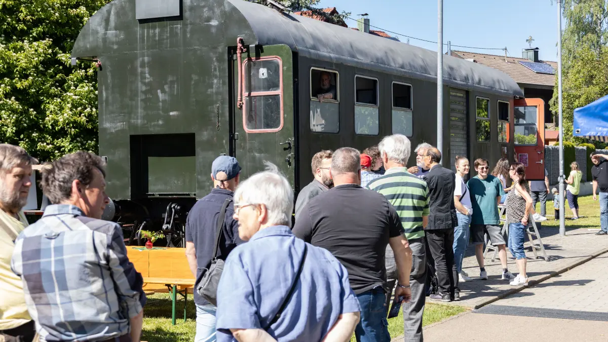 Heiningen: Einweihung Eisenbahnwaggon mit neuem Gepräge, mit BM Kreuzinger, Fotoausstellung, Garteneisenbahn, Musik, Bewirtung....