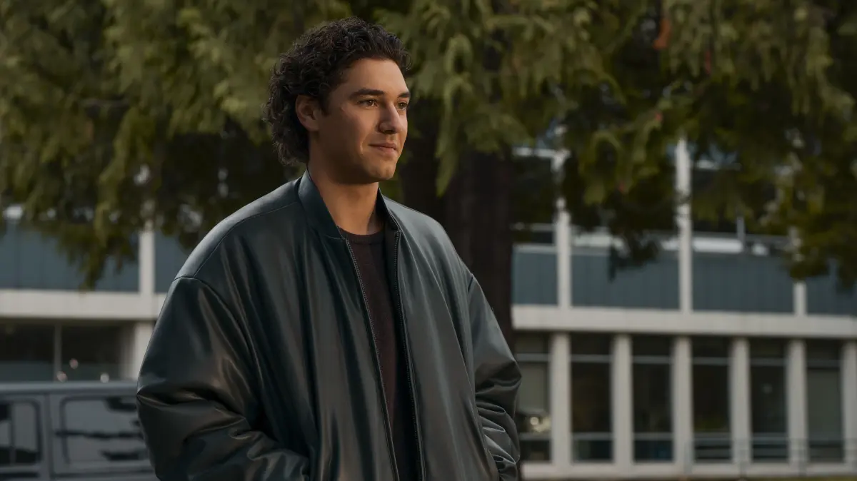 Belmont Cameli spielt Garrett Graham in der Young-Adult-Serie „Off Campus“.