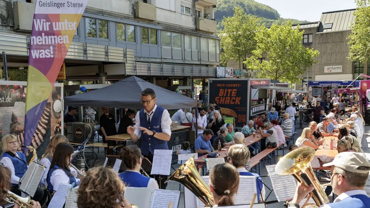 Zum Weißwurstfrühstück gibt’s Blasmusik des Musikvereins Eybach, nebenan warten Flohmarktstände auf Schnäppchenjäger, und mit Tanzvorführungen, Modeschauen und Musik ist rund um den Sternplatz am Samstag den ganzen Tag über viel geboten.