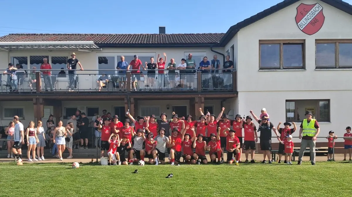 Die Spieler des FC Billingsbach freuen sich mit ihren Fans über die Meisterschaft in der Kreisliga B7.