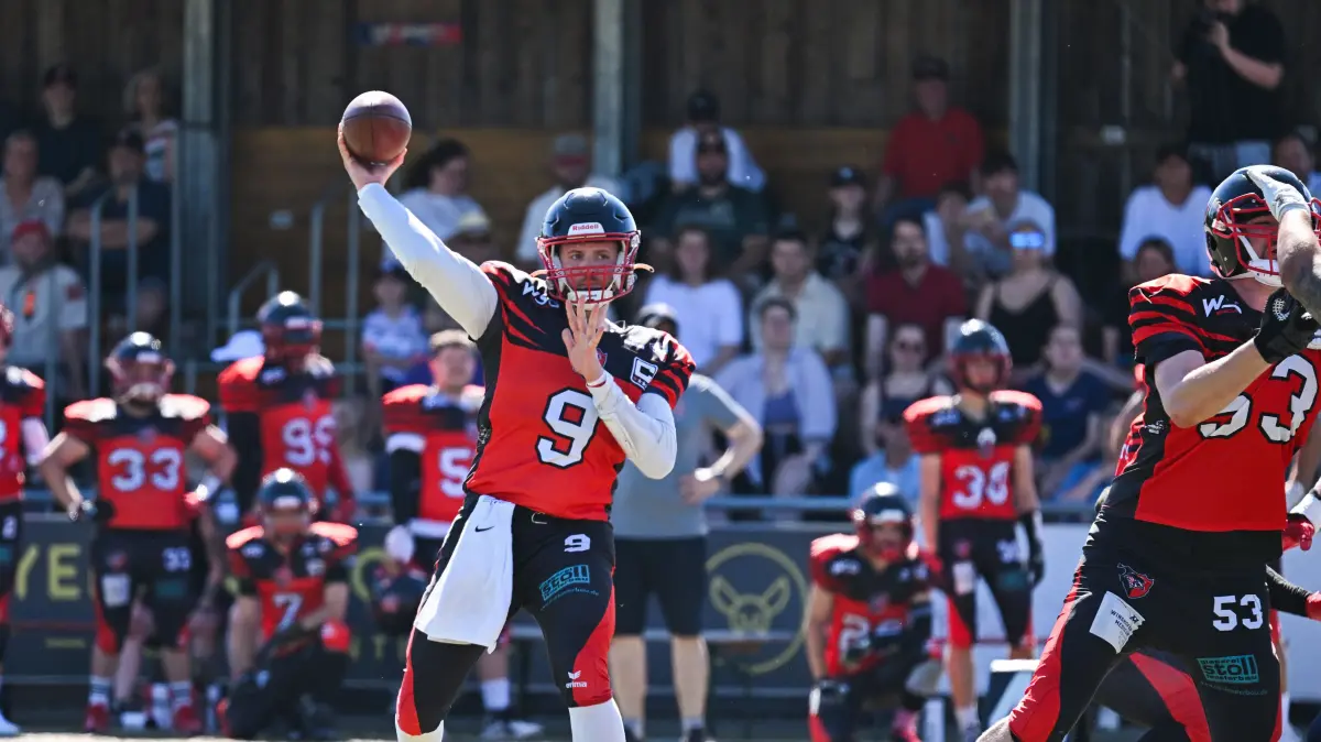 America Football, Oberliga Baden-Württemberg 2026 - Red Knights Tübingen - Ravensburg Razorbacks 2: America Football, Oberliga Baden-Württemberg 2026 - Red Knights Tübingen - Ravensburg Razorbacks 2, 23.05.2026 - Quarterback Jeremy Klein (Red Knights Tübingen)
Foto: Axel Grundler