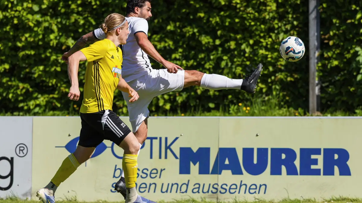 Fussball Landesliga: Fussball Landesliga; SC Geislingen - TV Echterdingen;
Marvin Kuhn (TV Echterdingen, #23) und Tomislav Ivezic (SC Geislingen, #15);
23.05.2026; Stadion Eybacher Tal; Geislingen.
Foto: Thomas Madel