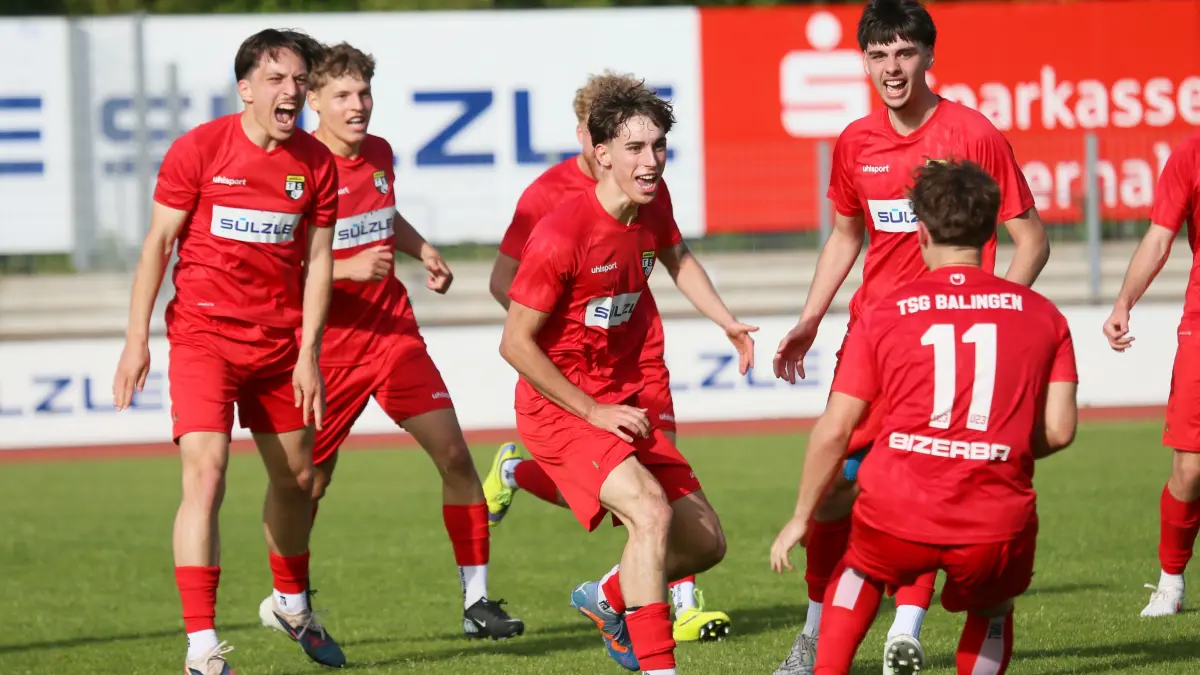 Die TSG Balingen II bejubelt den 3:2-Heimsieg über Zimmern und die damit verbundene Meisterschaft.