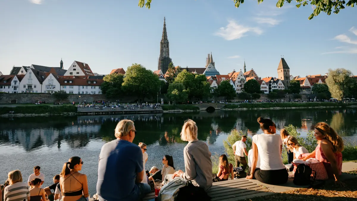 Sonne, Donau, gute Gespräche und der Blick aufs Münster: So lässt sich's leben.