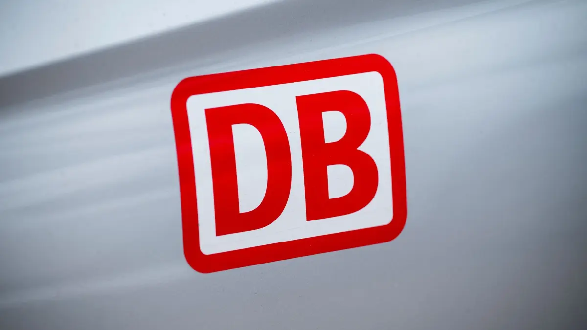Deutsche Bahn: ARCHIV - 11.12.2023, Bayern, Forchheim: Das Logo der Deutschen Bahn ist an einem Auto zu sehen. (zu dpa: «Arbeiten an Gleisen, Weichen und Brücken in Nordostbayern») Foto: Daniel Vogl/dpa +++ dpa-Bildfunk +++