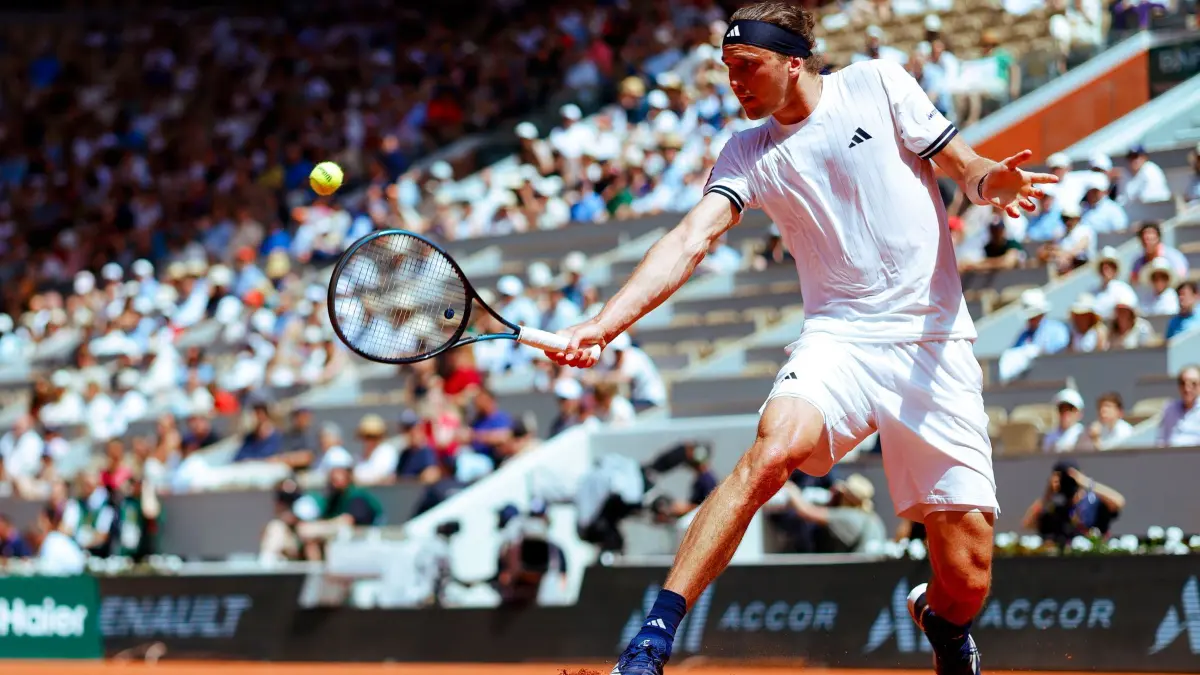 Tennis French Open: 24.05.2026, Frankreich, Paris: Tennis: Grand Slam/ATP-Tour - French Open, Einzel, Männer, 1. Runde. Bonzi (Frankreich) - Zverev (Deutschland). Alexander Zverev ist in Aktion. (zu dpa: «Eiskalt zum Hitzestart: Zverev in Runde zwei von Paris») Foto: Frank Molter/dpa +++ dpa-Bildfunk +++
