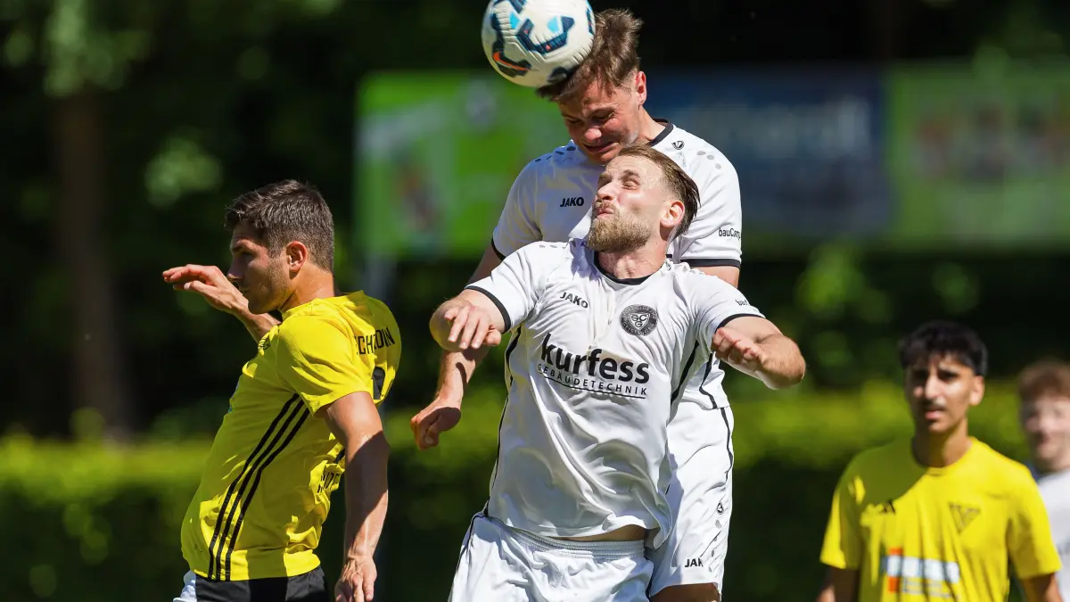 Fussball Landesliga: Fussball Landesliga; SC Geislingen - TV Echterdingen;
Marco Roschmann (SC Geislingen, #23) springt höher als Florijan Ahmeti (Geislingen, #8) und Steffen Schmidt (TV Echterdingen, #6);
23.05.2026; Stadion Eybacher Tal; Geislingen.
Foto: Thomas Madel