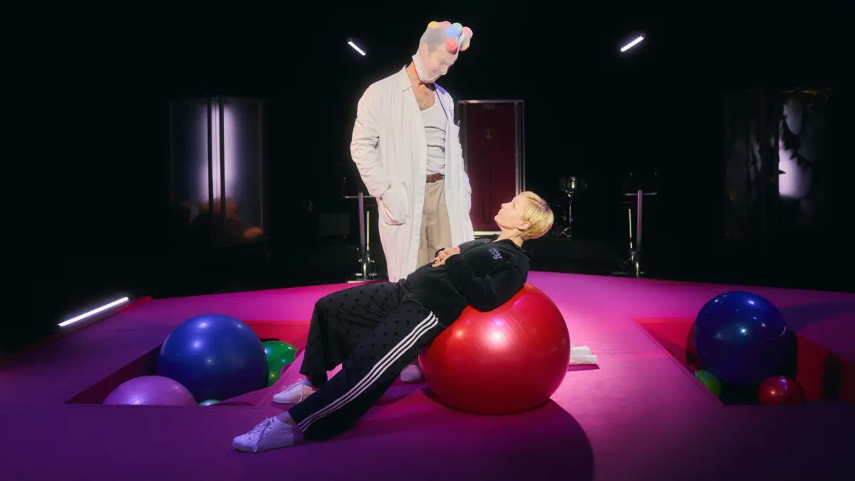 Wer ist hier verrückt? Frank Röder (Dr. Korb) und Alexandra Ostapenko (Eva) in "Vater unser".