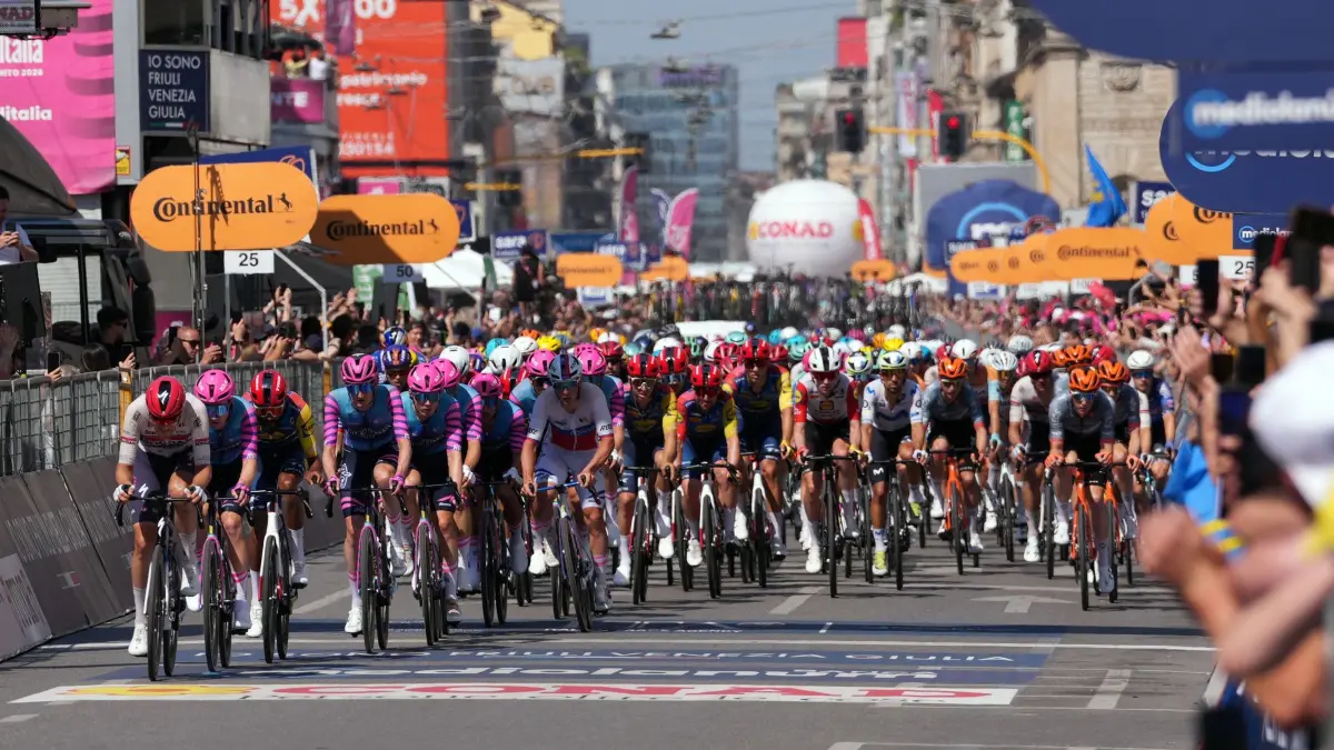 UCI WorldTour - Giro d’Italia: 24.05.2026, Italien, Mailand: Radsport, Männer, Italien, UCI WorldTour, Giro d’Italia, Voghera - Mailand (157,00 km), 15. Etappe: Das Fahrerfeld in Aktion. Foto: Gian Mattia D'Alberto/LaPresse/AP/dpa +++ dpa-Bildfunk +++