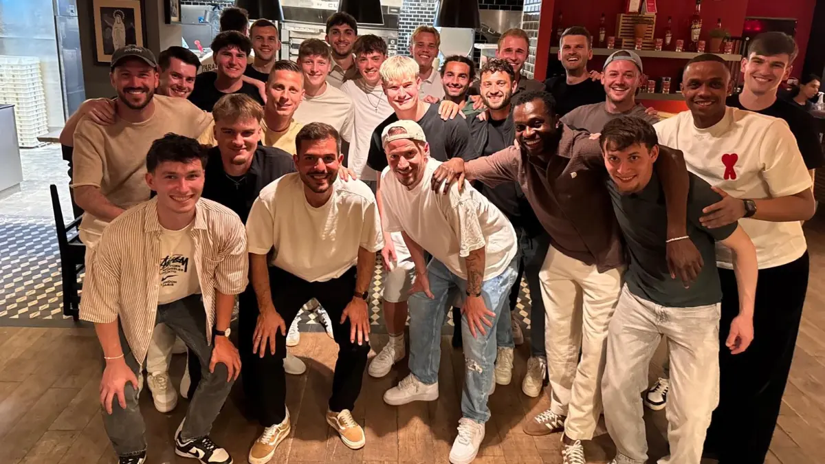Überraschung für den Ex-Trainer. Die Mannschaft des SSV Ehingen-Süd war mit Kevin Ruiz (links mit Kappe) noch einmal unterwegs.