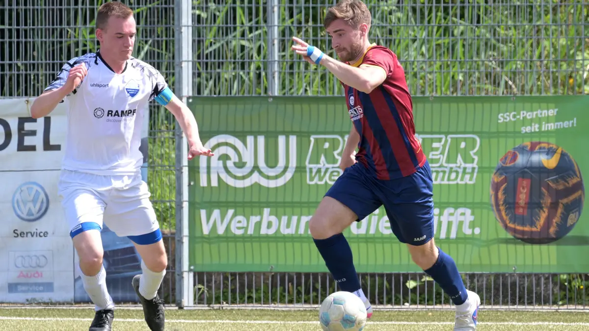 SSC Tuebingen vs. SV Seedorf, Fussball, Landesliga Staffel 3, 32.Spieltag, Saison 2025/2026, 24.05.2026 : Lars Lack (SSC Tuebingen, #11) am / mit Ball im Zweikampf mit Marvin Roth (SV Seedorf, #03)
SSC Tuebingen vs. SV Seedorf,
Fussball, Landesliga Staffel 3, 32.Spieltag, Saison 2025/2026, 24.05.2026
Foto: Eibner-Pressefoto/ Tobias Baur