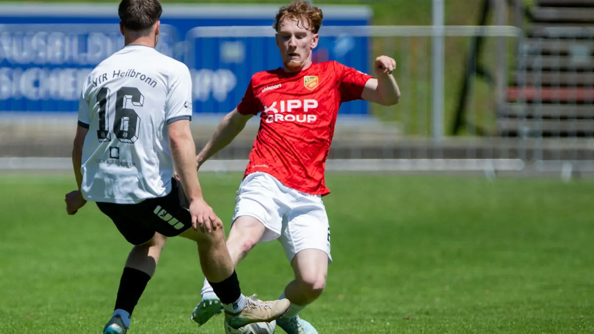 Zweikampf um den Ball: Colin Haug (rechts, FC Holzhausen) kann in dieser Szene den Ball gegen Niklas Meltzer (VfR Heilbronn) behaupten.