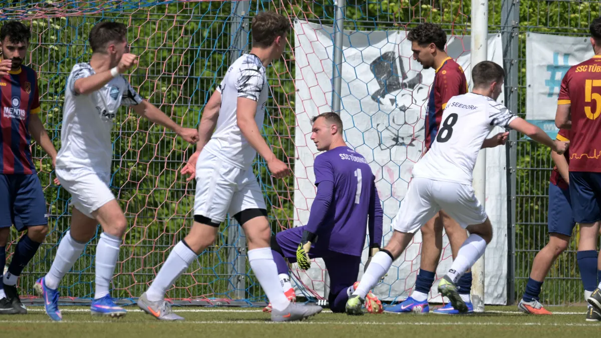 SSC Tuebingen vs. SV Seedorf, Fussball, Landesliga Staffel 3, 32.Spieltag, Saison 2025/2026, 24.05.2026 : Raben schwarzer Tag fuer SSC Torspieler Ramon Peter (SSC Tuebingen, #36) im Tor der in der ersten Halbzeit 4 Mal hinter sich greifen muss
SSC Tuebingen vs. SV Seedorf,
Fussball, Landesliga Staffel 3, 32.Spieltag, Saison 2025/2026, 24.05.2026
Foto: Eibner-Pressefoto/ Tobias Baur