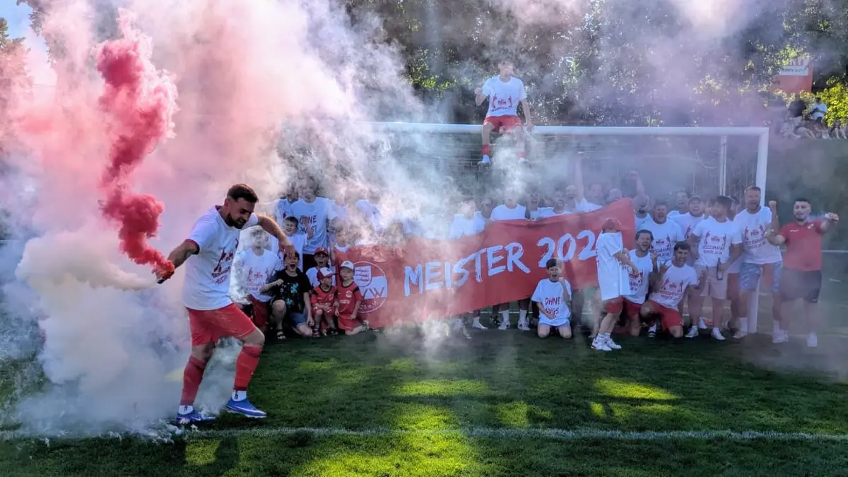 Der FV Weißenhorn steigt am Samstag, 23. Mai, in die Fußball-Bezirksliga Donau/Iller auf, ist Meister der Kreisliga A3. Mit dem 2:1 über den SV Beuren steht das fest. So feiert der Klub im Rothtalstadion.