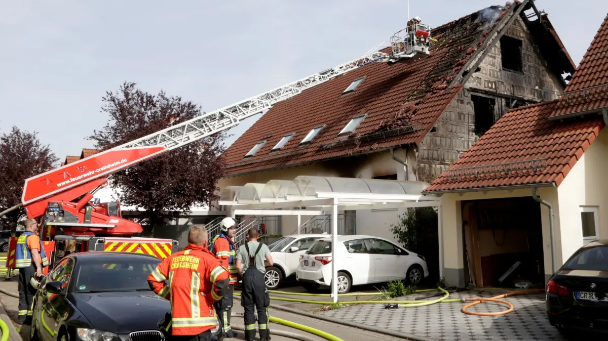 In einem Reihenhaus im Crailsheimer Stadtteil Kreuzberg ist gegen 16 Uhr ein Feuer ausgebrochen.