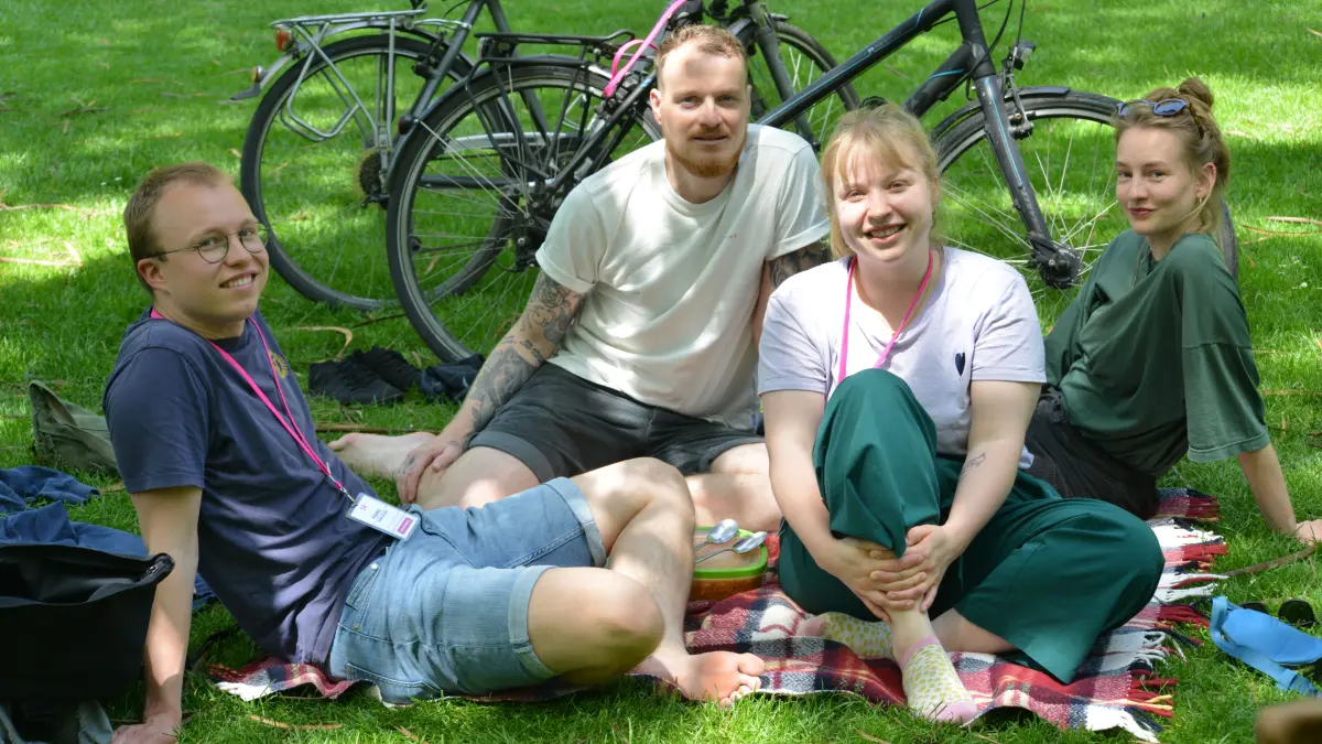 Timon Schmerschneider, Michel Hogh, Luisa Schmerschneider und Stella (von links) machten am Sonntag Mittagspause im Alten Botanischen Garten.