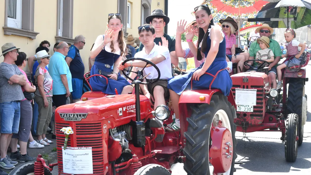 Auch zahlreiche jungen Fahrer tuckerten beim Oldtimerumzug durch Griesingen - meist mit hübschen Mädchen als Beifahrerinnen.
