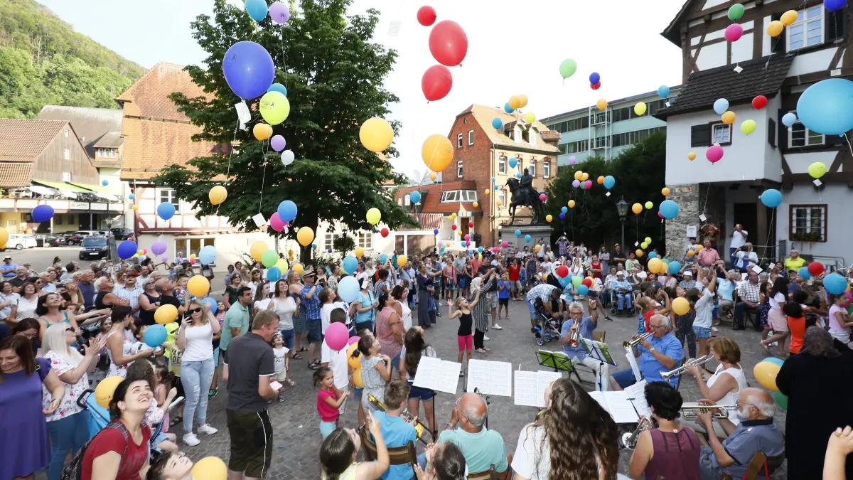 Beim Kinderfest 2019 stiegen nach der Stäffelespredigt noch Luftballons in den Himmel - das soll auch 2026 wieder so sein.
