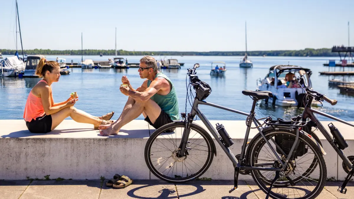 Sommerliches Wetter am Pfingstmontag: 25.05.2026, Brandenburg, Senftenberg: Am sommerlich warmen Pfingstmontag sitzen Bärbel und Gerd im Senftenberger Stadthafen und essen Eis. Die Temperaturen in Südbrandenburg werden heute die 30-Grad-Marke nicht erreichen, die Sonne scheint aber ganztägig und es bleibt trocken. Foto: Frank Hammerschmidt/dpa +++ dpa-Bildfunk +++