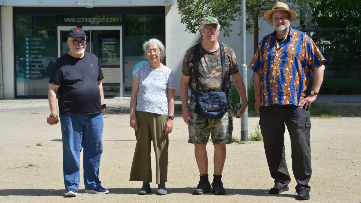 Claude de Sisto, Dorothee Baumann, Didier Gourry und Fabian Betz (von links) krönten ihren Rundgang durchs Französische Viertel mit einer Partie Boule.