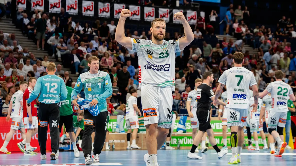 Handball Sport Verein Hamburg vs. Frisch Auf Göppingen: Ludvig Jurmala Åström 25 von Frisch Auf Göppingen jubelt mit erhobenen Fäusten auf dem Spielfeld der Barclays Arena. Im Hintergrund sind Zuschauer und weitere Spieler beider Mannschaften zu sehen. Handball Verein Hamburg vs. Frisch Auf Göppingen *** Ludvig Jurmala Åström 25 of Frisch Auf Göppingen cheers with raised fists on the pitch at Barclays Arena Spectators and other players from both teams can be seen in the background Handball Sport Verein Hamburg vs Frisch Auf Göppingen Copyright: xPhilippHeistx