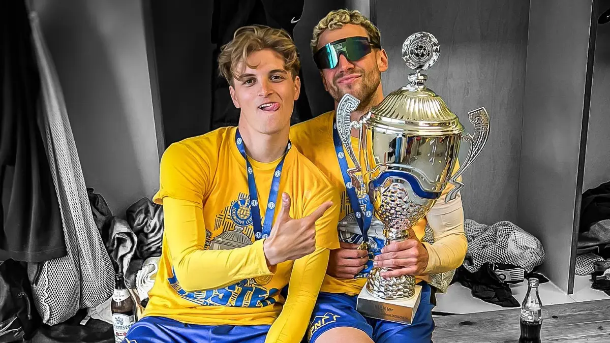 Christoph Maier und David Grözinger feiern die Regionalliga-Meisterschaft mit Lok Leipzig.