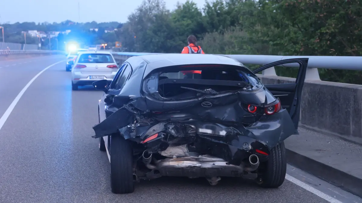 Bei einem Unfall am Berliner Ring am 24.05., krachte ein 26-Jähriger mit seinem Wagen in einen Mazda. Er war mit überhöhter Geschwindigkeit unterwegs gewesen.