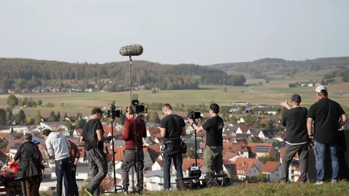 Dreharbeiten in der Region: Im Sommer 2023 wurden in Engstingen viele Szenen für das Krimidrama "Wer ohne Schuld ist".