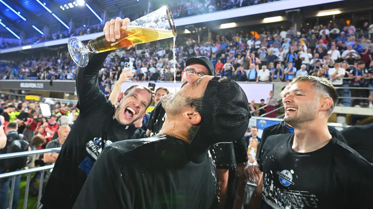 SC Paderborn 07 - VfL Wolfsburg: 25.05.2026, Nordrhein-Westfalen, Paderborn: Fußball, Männer: Bundesliga - Relegation, SC Paderborn 07 - VfL Wolfsburg, Relegation, Rückspiele, Home Deluxe Arena. Spieler von SC Paderborn 07 feiern. Foto: Swen Pförtner/dpa - WICHTIGER HINWEIS: Gemäß den Vorgaben der DFL Deutsche Fußball Liga bzw. des DFB Deutscher Fußball-Bund ist es untersagt, in dem Stadion und/oder vom Spiel angefertigte Fotoaufnahmen in Form von Sequenzbildern und/oder videoähnlichen Fotostrecken zu verwerten bzw. verwerten zu lassen. +++ dpa-Bildfunk +++