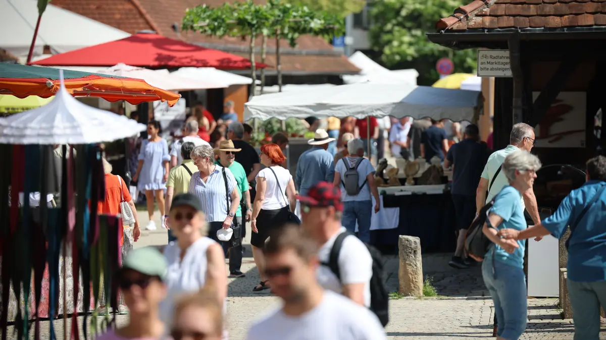 Zwei Tage lang war der Schwäbische Kunstmarkt in den Keltern und auf dem Kelternplatz gut besucht.