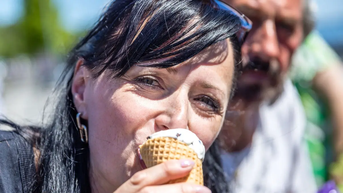Sommerliches Wetter am Pfingstmontag: 25.05.2026, Brandenburg, Senftenberg: Am sommerlich warmen Pfingstmontag ist Susann ein Eis. Die Temperaturen in Südbrandenburg werden heute die 30-Grad-Marke nicht erreichen, die Sonne scheint aber ganztägig und es bleibt trocken. Foto: Frank Hammerschmidt/dpa +++ dpa-Bildfunk +++