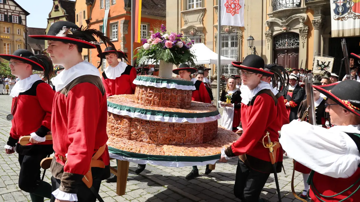 Der Siederskuchen wird erstmals der Öffentlichkeit präsentiert: Die Sieder tragen den Hingucker am Sonntagvormittag aus dem Rathaus und auf den Marktplatz, begleitet von der Musik des Spielmannszugs. Zuvor hat der Erste Hofbursche den Magistrat um Erlaubnis gebeten, das Kuchen- und Brunnenfest austragen zu dürfen. Dem Wunsch wurde stattgegeben. Bittgesuch samt Kuchenpräsentation sind zwei der Höhepunkte im Wochenendprogramm.