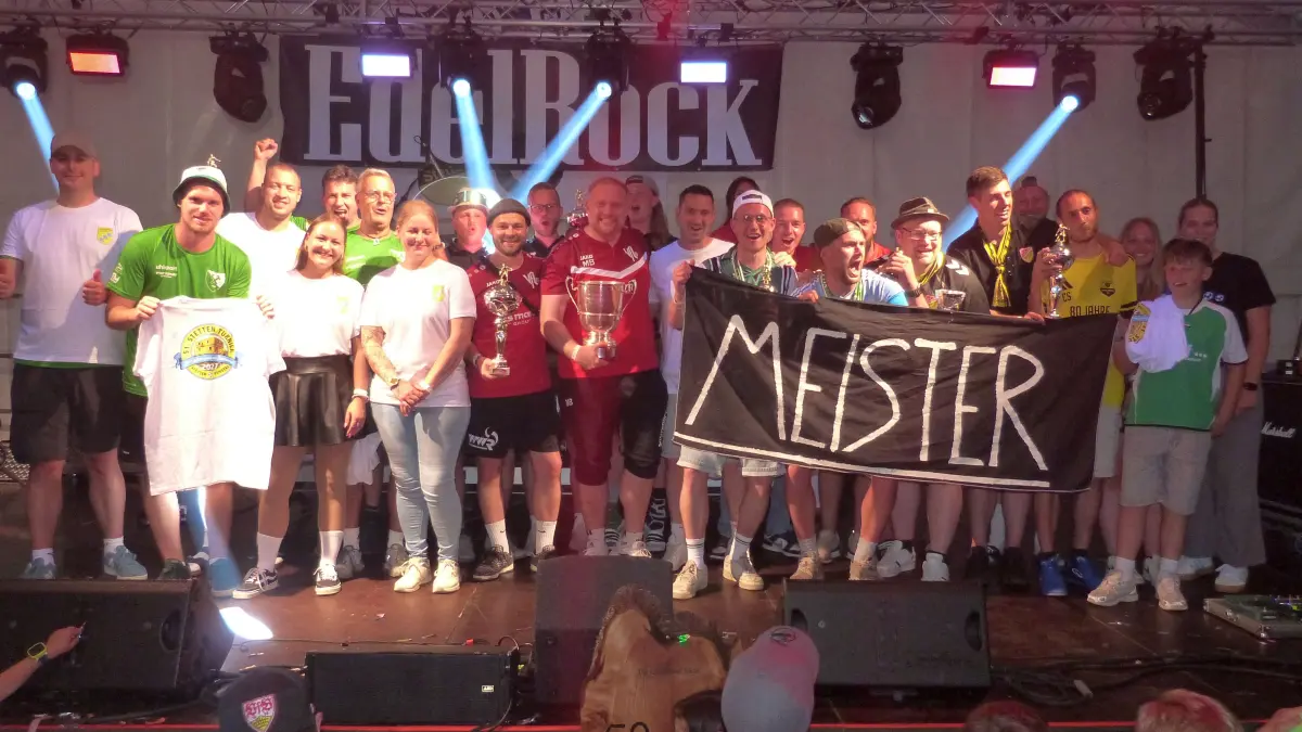 Finale Furioso nach drei tollen Turniertagen: Bei der Siegerehrung nach dem 50. Stetten-Turnier platze die Bühne im Festzelt fast aus allen Nähten.