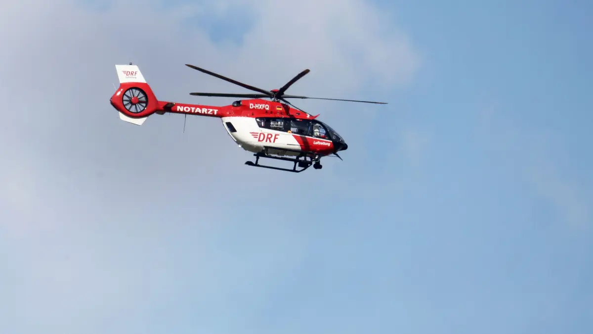 Rettungshubschrauber Christoph 45: 25.05.2026, Baden-Württemberg, Dürmentingen: Der DRF Rettungshubschrauber Christoph 45 aus Friedrichshafen ist während eines Einsatz unterwegs in die Oberschwabenklinik nach Ravensburg Foto: Thomas Warnack/dpa +++ dpa-Bildfunk +++