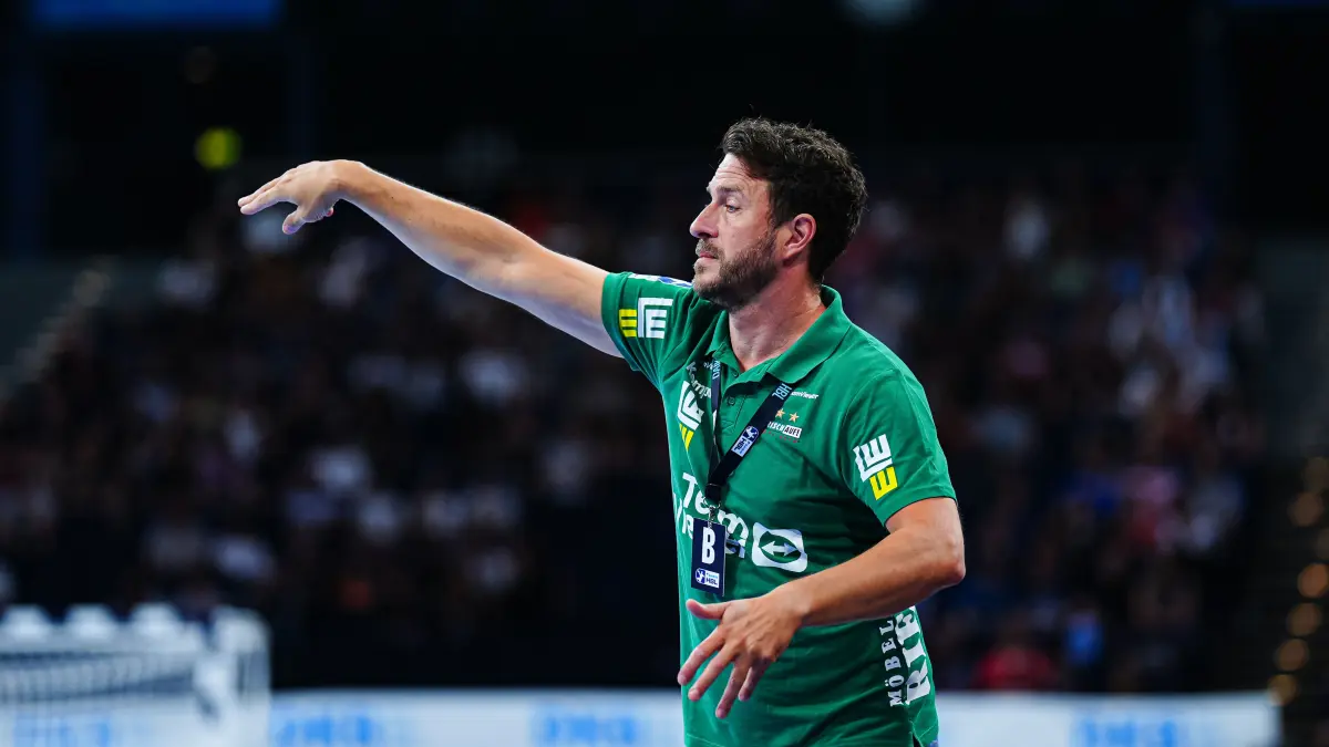 GER, Handball Sport Verein Hamburg vs. Frisch Auf Goeppingen, Handball, 1. Bundesliga, Spieltag 32, Saison 2025/2026, 25.05.2026: Ben Matschke (Frisch Auf! Goeppingen, Trainer)
GER, Handball Sport Verein Hamburg vs. Frisch Auf Goeppingen, Handball, 1. Bundesliga, Spieltag 32, Saison 2025/2026, 25.05.2026
Foto: Eibner-Pressefoto/Marcel von Fehrn